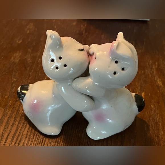 Vintage Hugging Bunnies Salt and Pepper Set - Picture 2 of 4